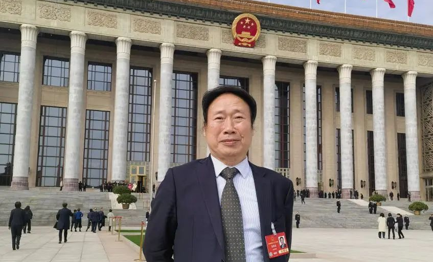 我校全国人大代表吴焕淦履职全国“两会” 传递“上中医声音”！