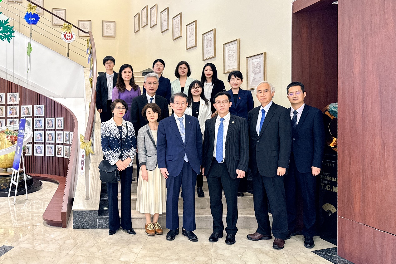 日本中村学园大学校长久保千春率代表团来我校访问